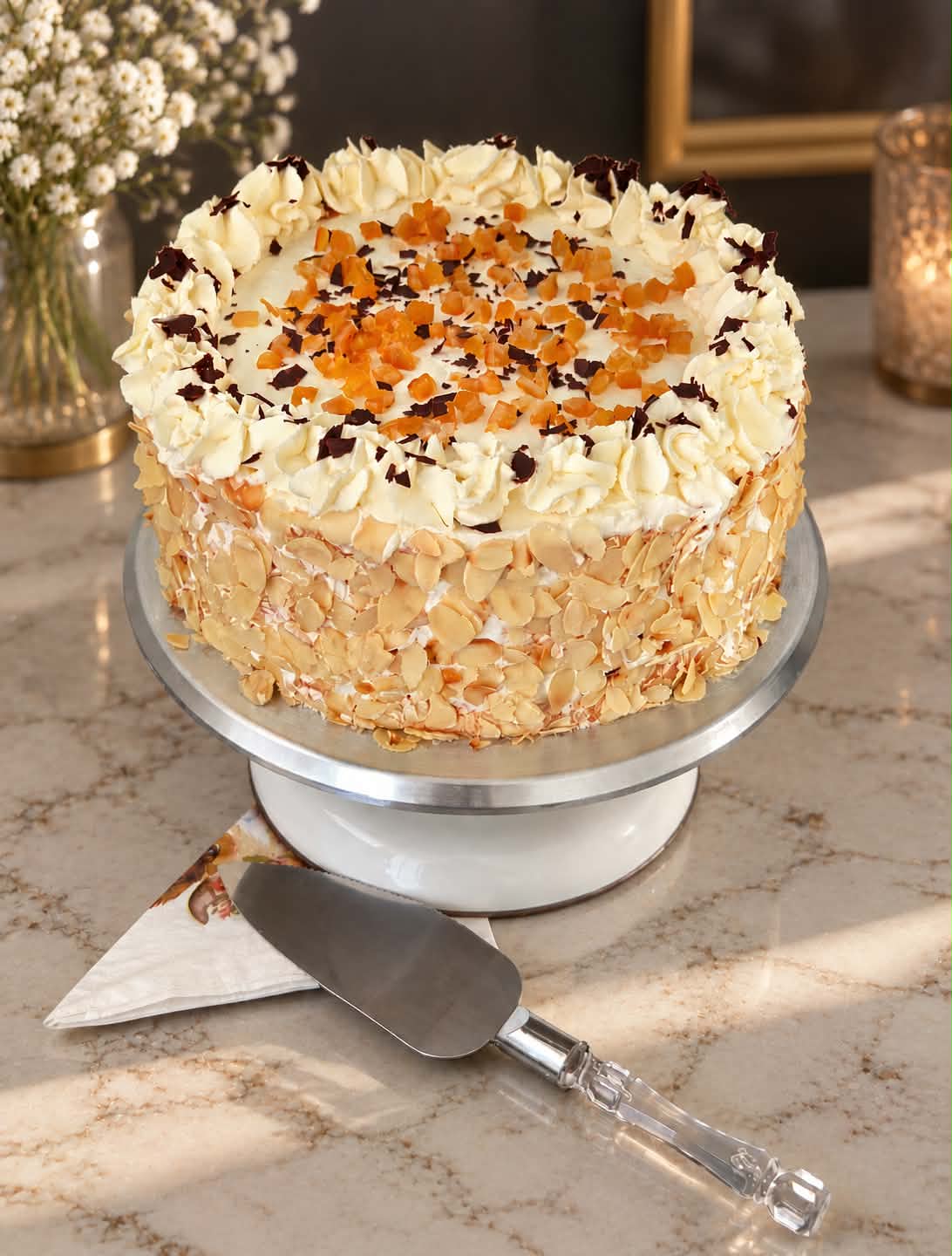 Ungarische Oroszkrém-Torte mit Vanillecremerosetten, kandierter Orangenschale, Schokoladenflocken und Mandelblättchen